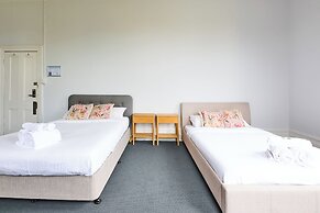 College Lawn Hotel - Hostel