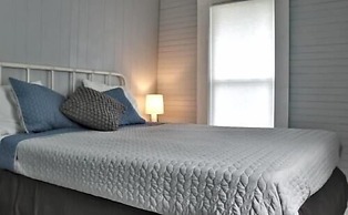 Sweet Mary 2 Bedroom Home by RedAwning