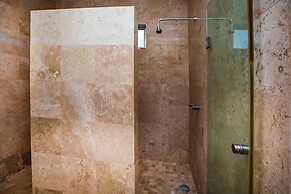 Capital O Cancun International Airport 24/7,