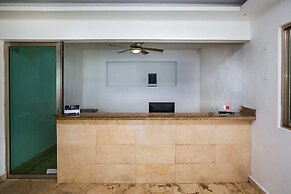 Capital O Cancun International Airport 24/7,