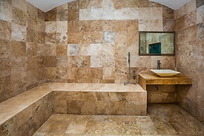 Capital O Cancun International Airport 24/7,