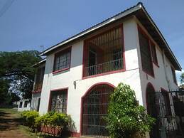 Robert's Village Inn