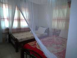 Robert's Village Inn