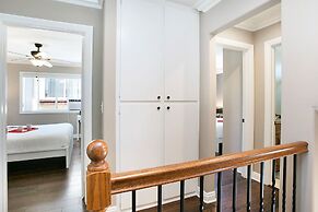 Awesome Multi Level - Large Patio - Fast WIFI - Work Desks - Self Chec