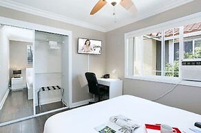 Awesome Multi Level - Large Patio - Fast WIFI - Work Desks - Self Chec