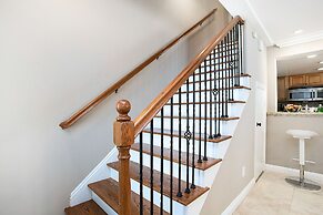 Awesome Multi Level - Large Patio - Fast WIFI - Work Desks - Self Chec