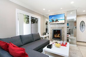 Awesome Multi Level - Large Patio - Fast WIFI - Work Desks - Self Chec