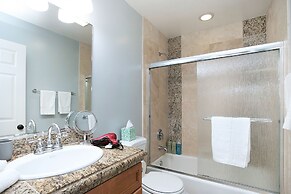 Awesome Multi Level - Large Patio - Fast WIFI - Work Desks - Self Chec