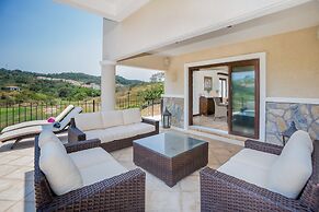 Pristine Bay 4033 4 Bedroom Home by RedAwning