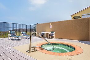 Beachfront Condo With Pool, hot tub & Sundeck!