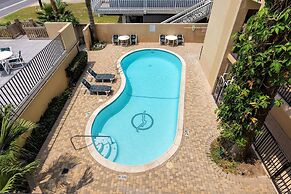 Beachfront Condo With Pool, hot tub & Sundeck!