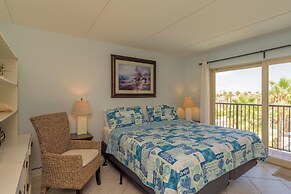 Beachfront Condo With Pool, hot tub & Sundeck!