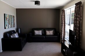 Lakes Edge Holiday Park