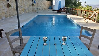 Secluded Restored Farmhouse With Private Pool, 2 Bedrooms and Free Car