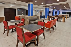 Holiday Inn Express & Suites Fayetteville, an IHG Hotel