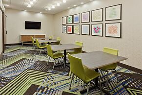 Holiday Inn Express & Suites Fayetteville by IHG
