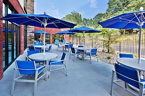 Holiday Inn Express & Suites Fayetteville by IHG