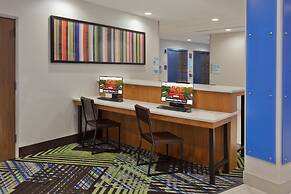 Holiday Inn Express & Suites Fayetteville by IHG