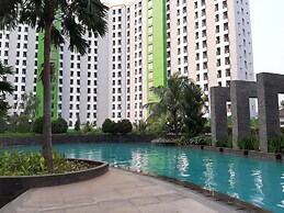 Minimalist and Comfy Studio Green Lake View Apartment