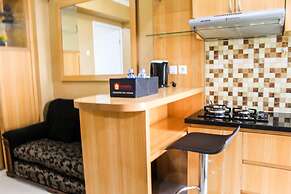 Comfortable and Fully Furnished 1BR Green Pramuka Apartment