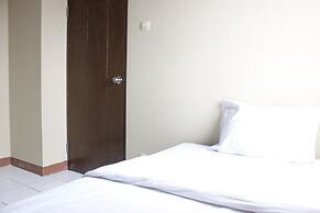 Minimalist 3BR Gateway Cicadas Ahmad Yani Apartment