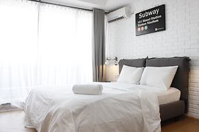 Comfy & Artsy Studio at Beverly Dago Apartment