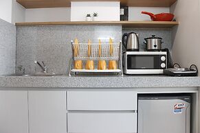 Comfy & Artsy Studio at Beverly Dago Apartment