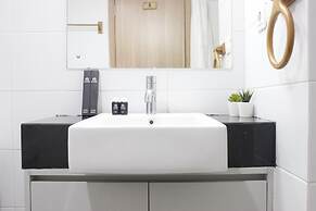 Comfy & Artsy Studio at Beverly Dago Apartment