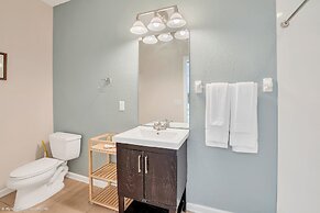 Exquisite and Airy 3BD Town Home in Vista Cay With CDC Cleaning Standa