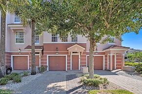 Exquisite and Airy 3BD Town Home in Vista Cay With CDC Cleaning Standa