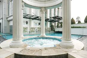 Modern 2BR at The Belleza Apartment