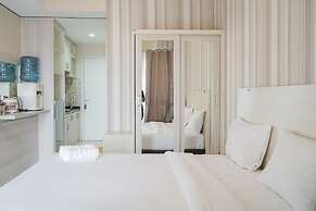 Minimalist and Stylish Studio Skylounge Tamansari Apartment By Traveli