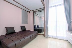 Minimalist and Comfy Studio Dave Apartment By Travelio