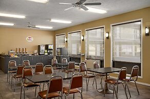 Super 8 by Wyndham Hearst ON
