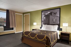 Super 8 by Wyndham Hearst ON