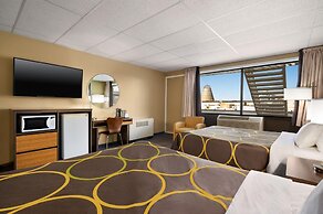 Super 8 by Wyndham Hearst ON
