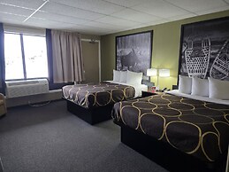 Super 8 by Wyndham Hearst ON