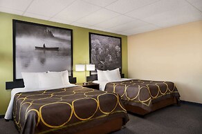 Super 8 by Wyndham Hearst ON