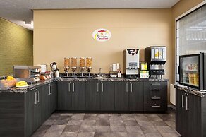 Super 8 by Wyndham Hearst ON