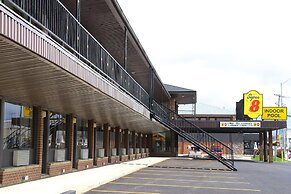 Super 8 by Wyndham Hearst ON