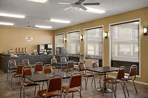 Super 8 by Wyndham Hearst ON