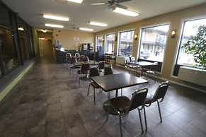 Super 8 by Wyndham Hearst ON