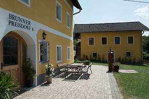 Brunner - Ferienwohnung im Hühnerhotel