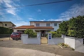 Terra Magica Deluxe Apartment OR Room with Private Parking, Terrace an