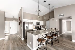 The Diamond - Private Pool / Pet Friendly / 4BD Near Arena