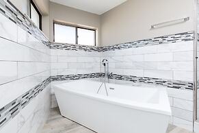 The Diamond - Private Pool / Pet Friendly / 4BD Near Arena