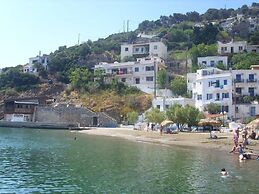 Alkistis Cozy By The Beach Apt in Ikaria Island, Therma Ground Floor