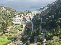 Alkistis Cozy By The Beach Apt in Ikaria Island, Therma Ground Floor