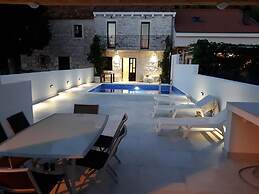 Villa Dragi, Villa With Pool and big Terrace, sea View, Peacfully and 