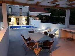 Villa Dragi, Villa With Pool and big Terrace, sea View, Peacfully and 